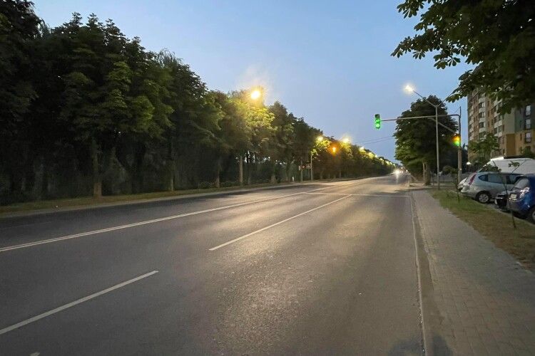 На вулиці Набережній у Луцьку облаштували сучасне освітлення (Фото)