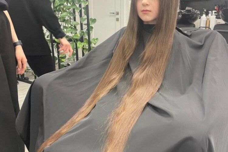 Вторговані за волосся тисячі гривень школярка з Луцька передала військовим