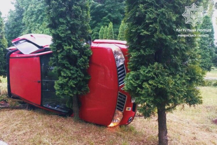 На Рівненщині автівка злетіла з дороги й перекинулася