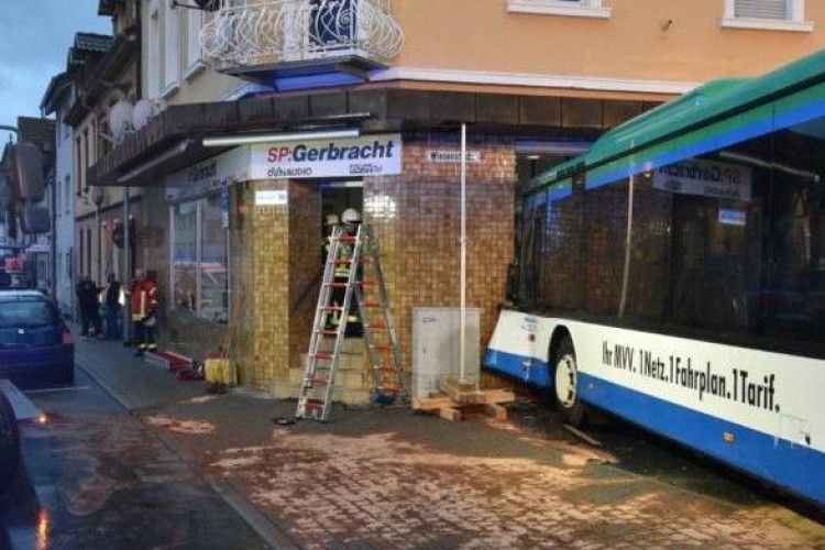У Німеччині в стіну житлового будинку врізався шкільний автобус