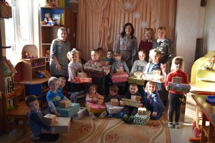 Школярі та дошкільнята Прилуцького отримали подарунки від міської ради та благодійників