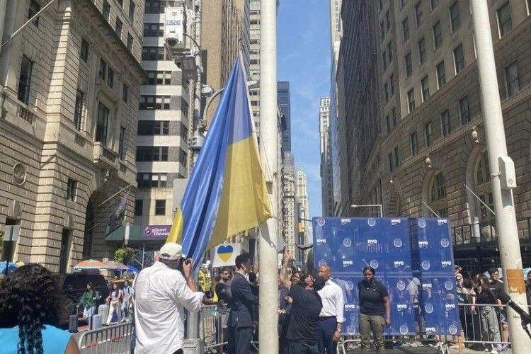 Мер Нью-Йорка підняв український прапор на Мангеттені й привітав українців з Днем Незалежності.