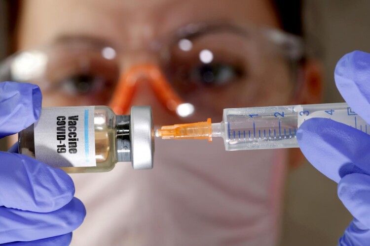 У МОЗ розповіли, коли вакцина від коронавірусу з'явиться в Україні  
