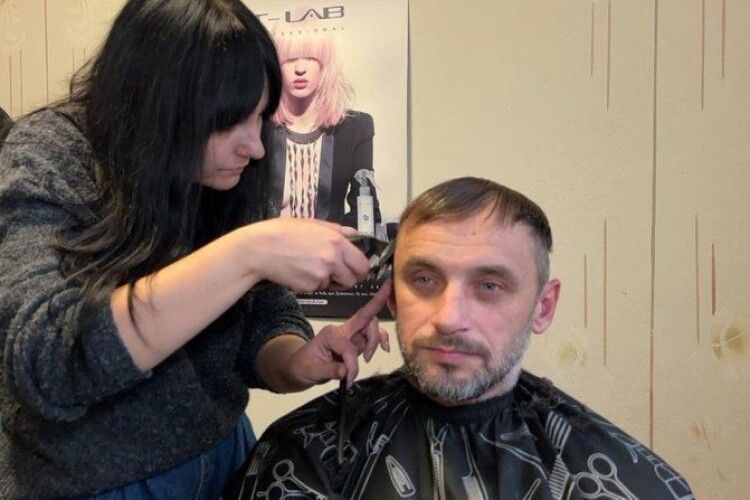 Волонтерки Луцька майстерно створюють козацькі стрижки для сучасних героїв (Відео)