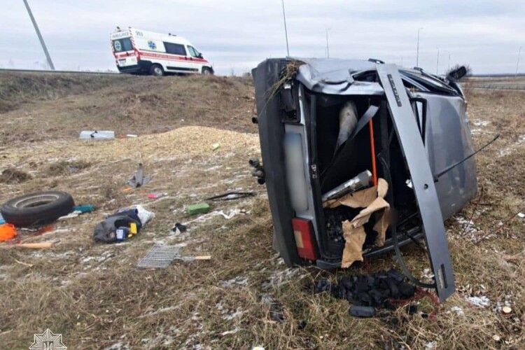 На Волині автомобіль жителя Львівщини з’їхав у кювет – і перекинувся