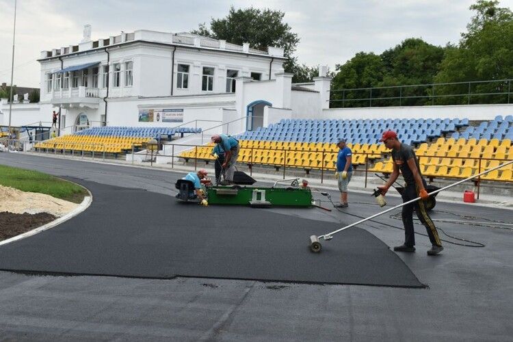 Показали, як у Нововолинську ремонтують стадіон за 9 мільйонів (Фото)