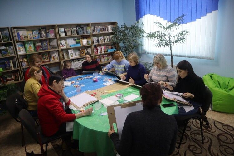 У Луцьку переселенці з Донеччини та Луганщини, малюючи, відволікались від стресових подій (Фото)