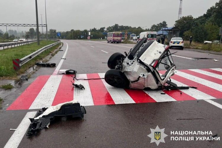 На Рівненщині авто розірвало навпіл, а водій відбувся лише забоєм ноги