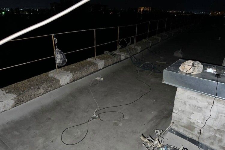 Рівненські поліцейські встановлюють обставини смертельного падіння чоловіка з багатоповерхівки (Фото)