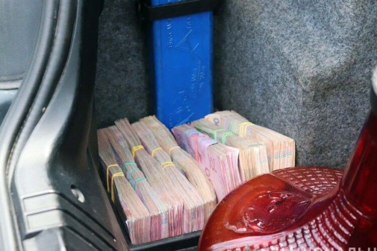 У водія вантажівки на Рівненщині вкрали понад мільйон гривень (Фото)