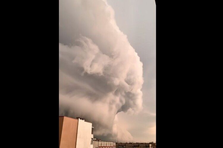 Схожа на цунамі: страшна хмара, що летіла на шаленій швидкості, налякала львів’ян (Відео)
