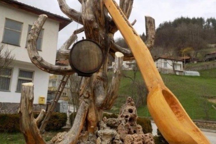 У болгарському селі встановили шестиметровий пам'ятник ложці
