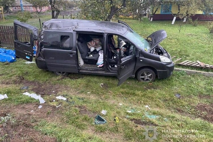 На Волині автівка з п'ятьма жінками злетіла з дороги