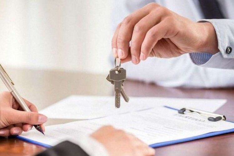 У Луцьку адвокат від імені покійної продав її квартиру