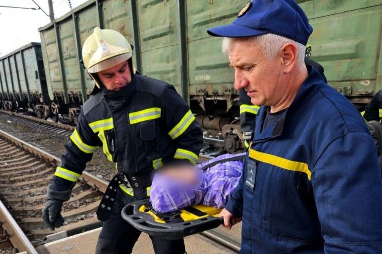 На Волині зіткнулися вантажний поїзд та легковий автомобіль із пасажирами