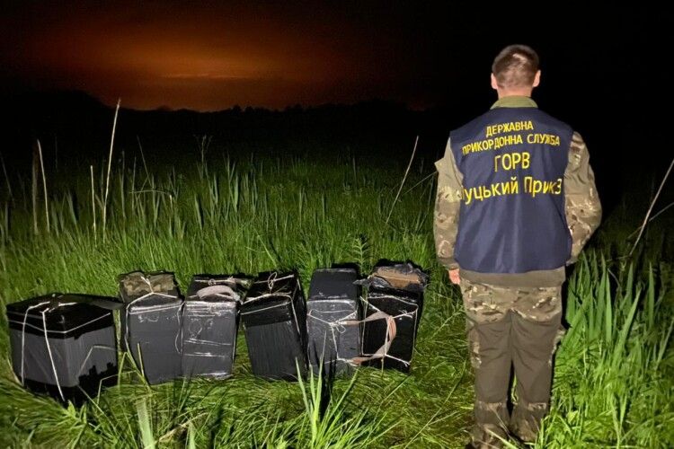 Луцькі прикордонники зірвали перевезення через кордон 12 ящиків сигарет