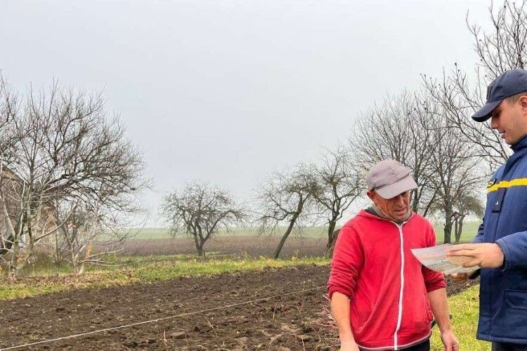 На Горохівщині рятувальники перепиняють підводи, йдуть до селян у садки й на городи... (Фото)