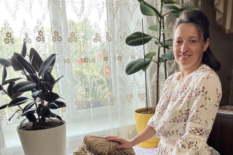 Волинянка плете неймовірні трендові крісла-гойдалки (Фото)