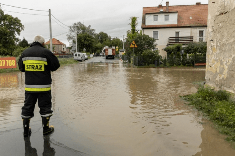 У Польщі в кількох регіонах підтопило дороги і будинки після сильних злив (Фото)