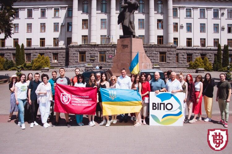 Завтра на Бахмут: волинський університет відправив на передову два позашляховики