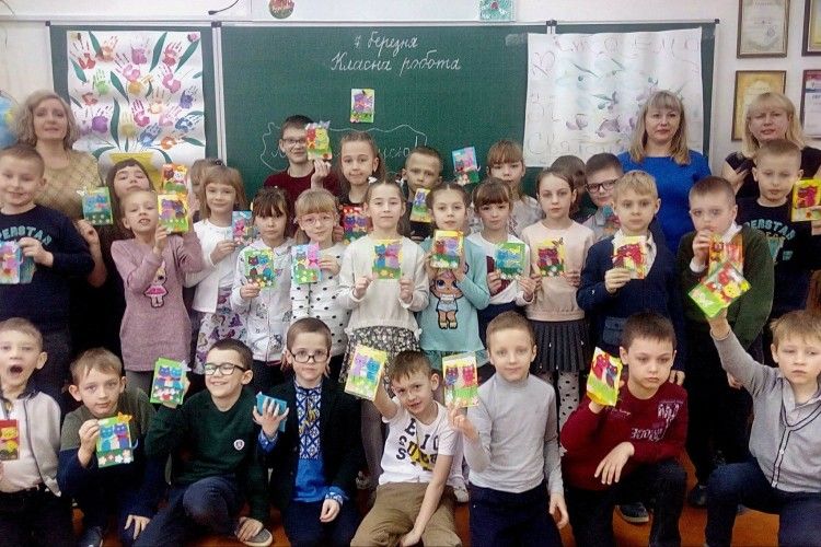 Вправні рученята луцьких другокласників виготовили «Весняні котики для мами» (фото)