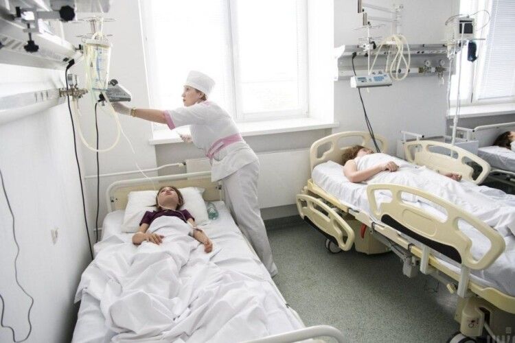 Майже дві сотні дітей отруїлися в гімназії у Києві