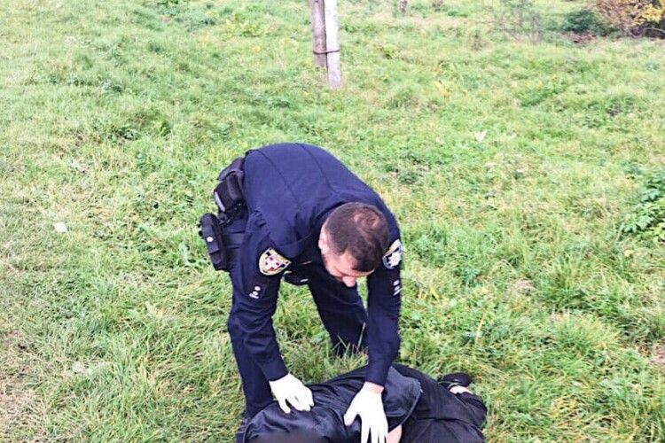 На Волині поліцейський офіцер врятував чоловіка