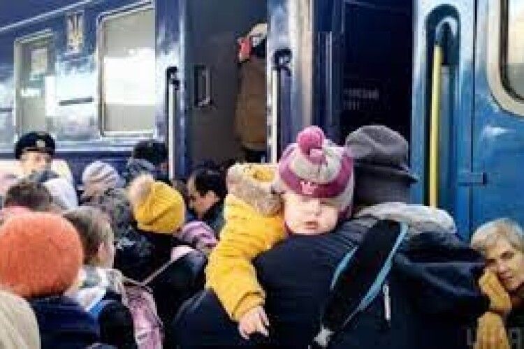 Летіли уламки: на Донеччині під обстріл потрапив евакуаційний потяг, є жертви
