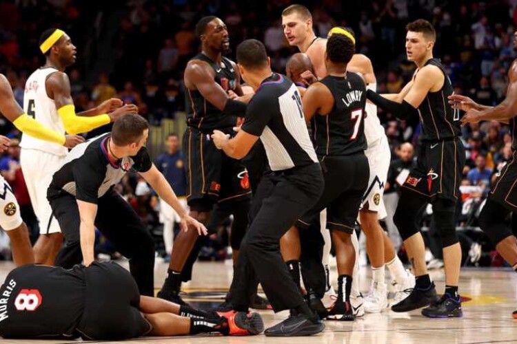 Баскетболісти НБА влаштували бійку: одного з них винесли на ношах (Відео)