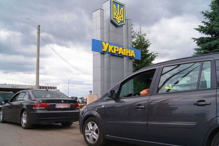 Що чекає чоловіків призовного віку, які залишилися за кордоном: роз'яснення юристів
