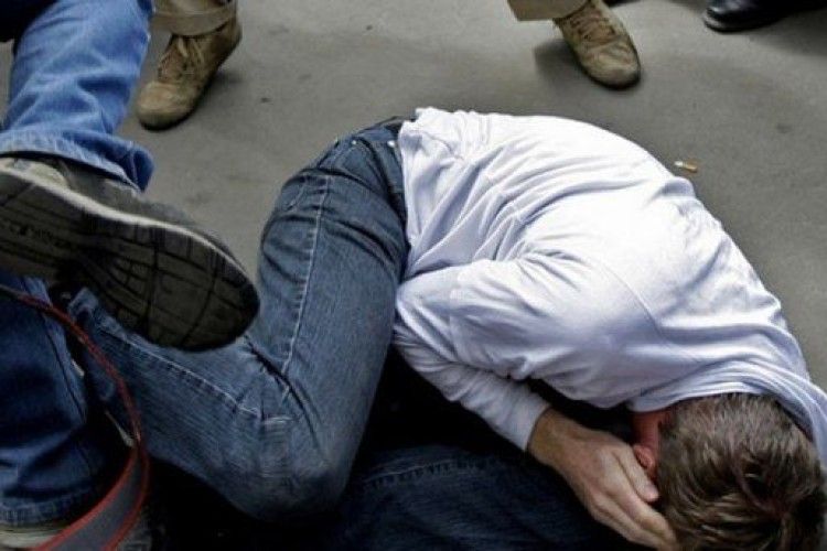 Судитимуть двох волинян, які побили мешканця Нововолинська й залишили його помирати