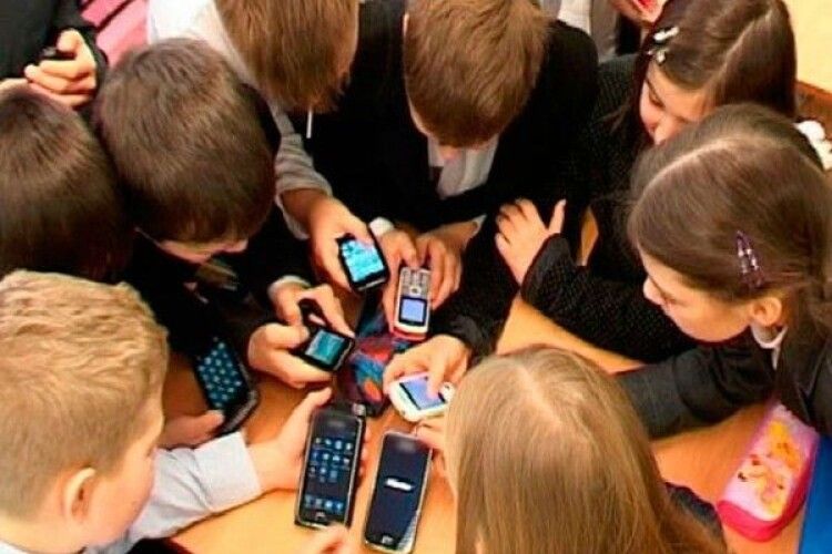Зеленського просять заборонити мобільні телефони у школах та університетах