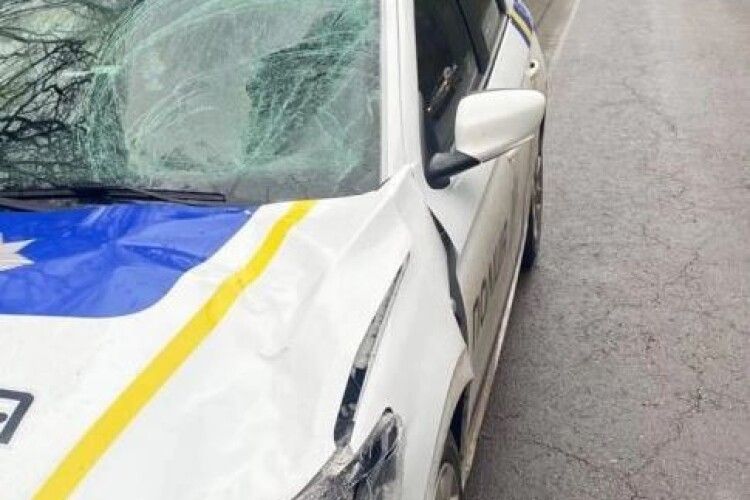 На Рівненщині брила льоду з вантажівки впала на службове авто поліцейських 