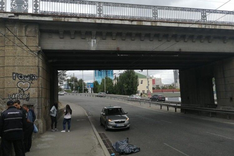 У Києві внаслідок падіння із залізничного мосту розбився чоловік