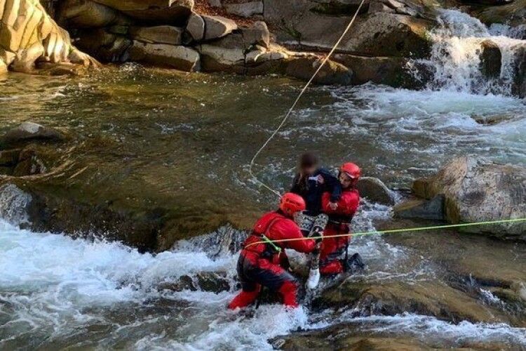Двоє перехожих врятували школярку на водоспаді у Яремче (Фото)