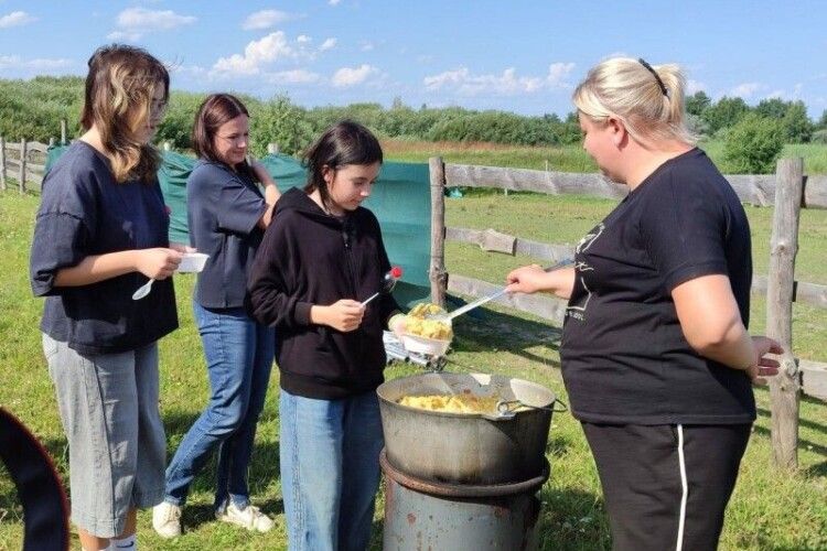 Коні, велопрогулянки та арттерапія: біля Луцька запустили проєкт реабілітації ветеранів та їхніх родин