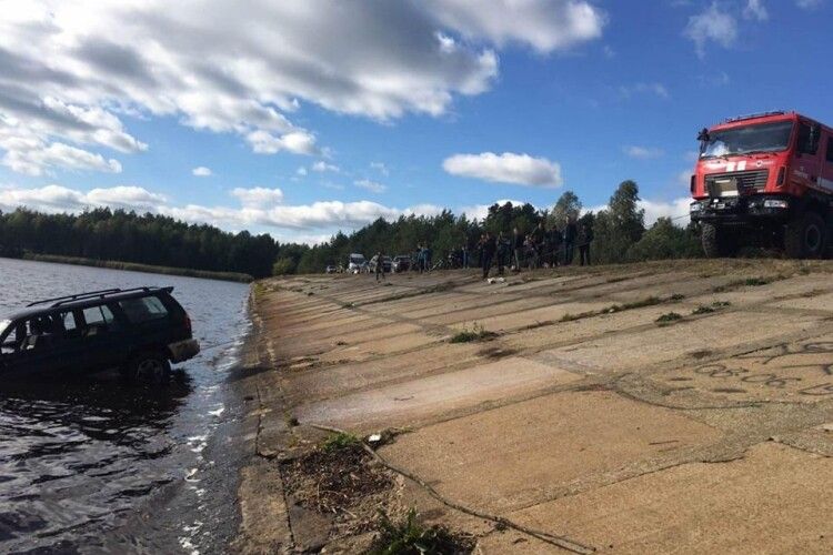 Під Осницьком бійцям ДСНС довелося витягати з річки позашляховик Mitsubishi (фото)