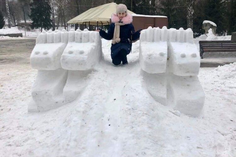 У соцмережі хваляться сніговими скульптурами у луцькому парку (Фото)