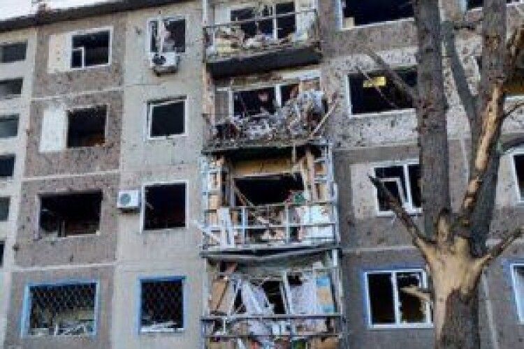 росіяни поцілили у житлову багатоповерхівку на Донеччині. Кількість жертв невідома