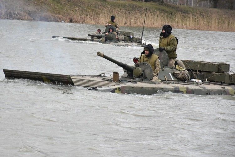 Як бійці 14 бригади вчаться знешкоджувати ворога на воді (Фото)