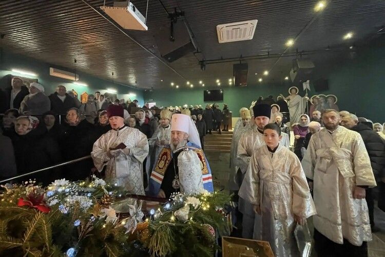 Різдво у стінах нічного клубу: на Волині прихильники упц мп молилися в колишньому розважальному центрі