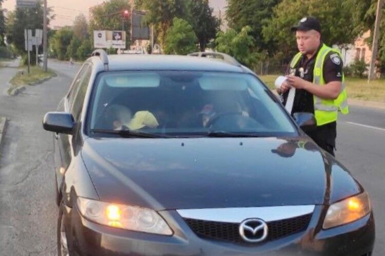 Дорогами Луцька їздив водій із малюком на руках