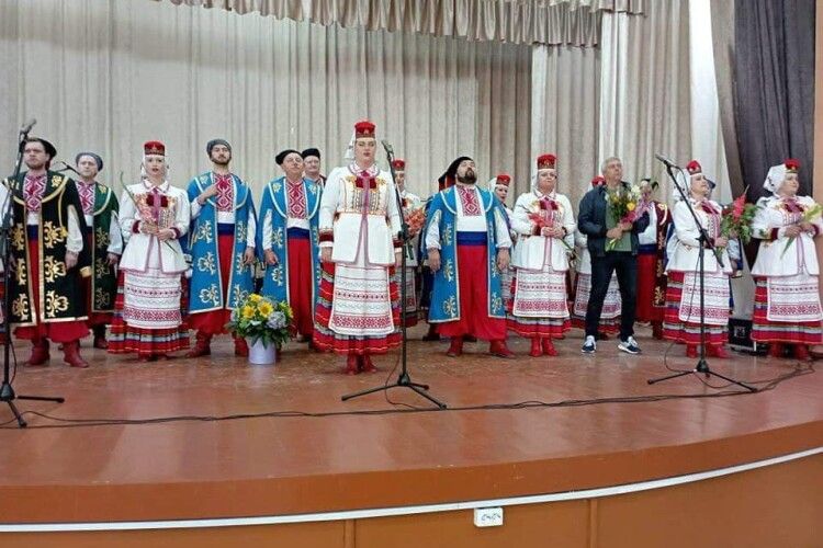 Під приводом війни чиновники не знищать українську пісню й культуру - зброю Волинського народного хору (Фото)