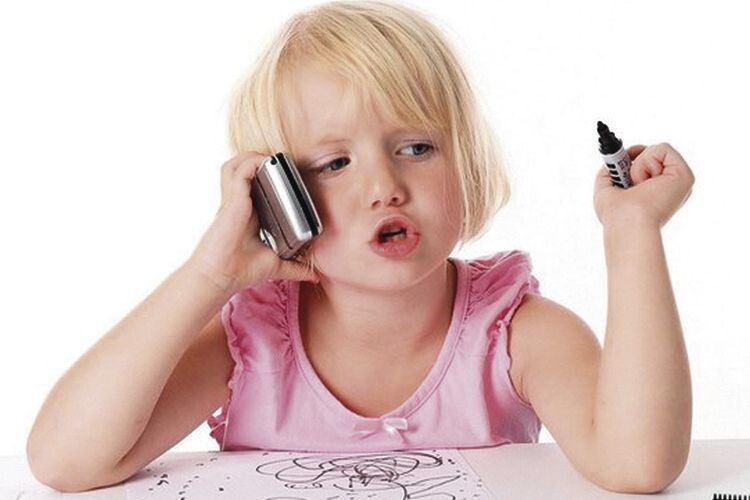 «Поклади телефон! Візьми книжку!»: як відучити дітей від гаджетів 