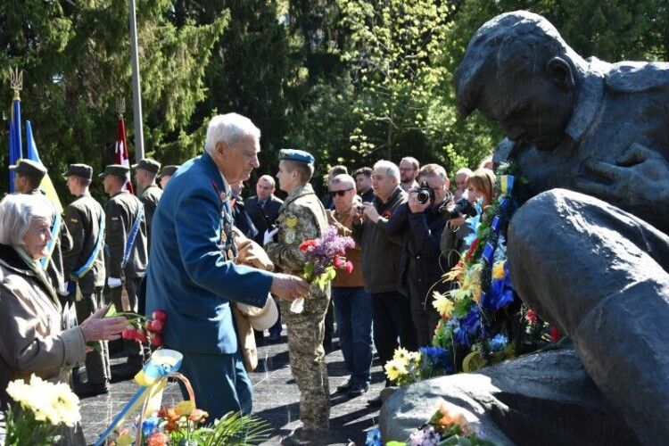 Лучани відзначили День пам’яті та примирення біля пам’ятного знаку «Поранений солдат»