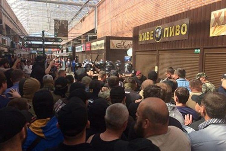 У Києві бійці С14 розносять вдрузки ринок, власник якого побив військового пенсіонера