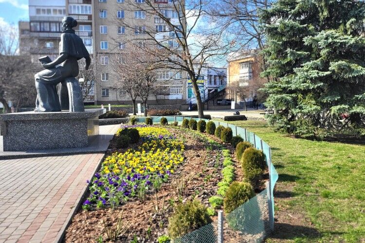Ковель розцвітає: в парках працюють над дизайном квіткових композицій  