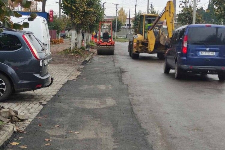 У місті на Волині латають ями на дорогах