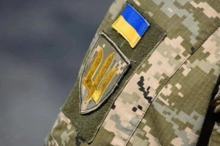 У Луцьку працівники ТЦК силоміць затягнули чоловіка в бус з ЦУМу (Відео)