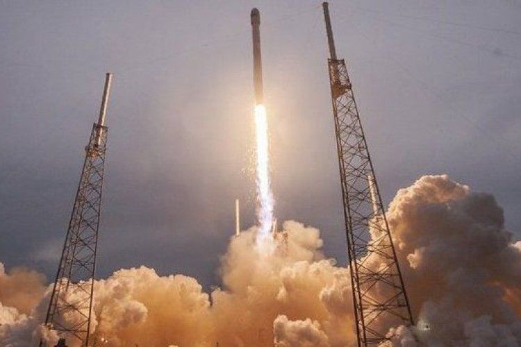 Понад дві тонни вантажу відправив на орбіту Землі Falcon 9